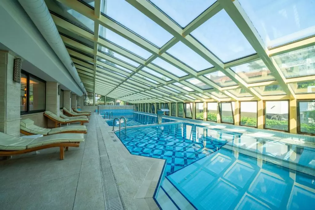 استخر سربسته هتل آکوا